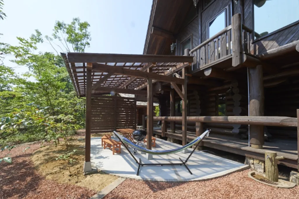 ハンモックのある屋根付きテラス