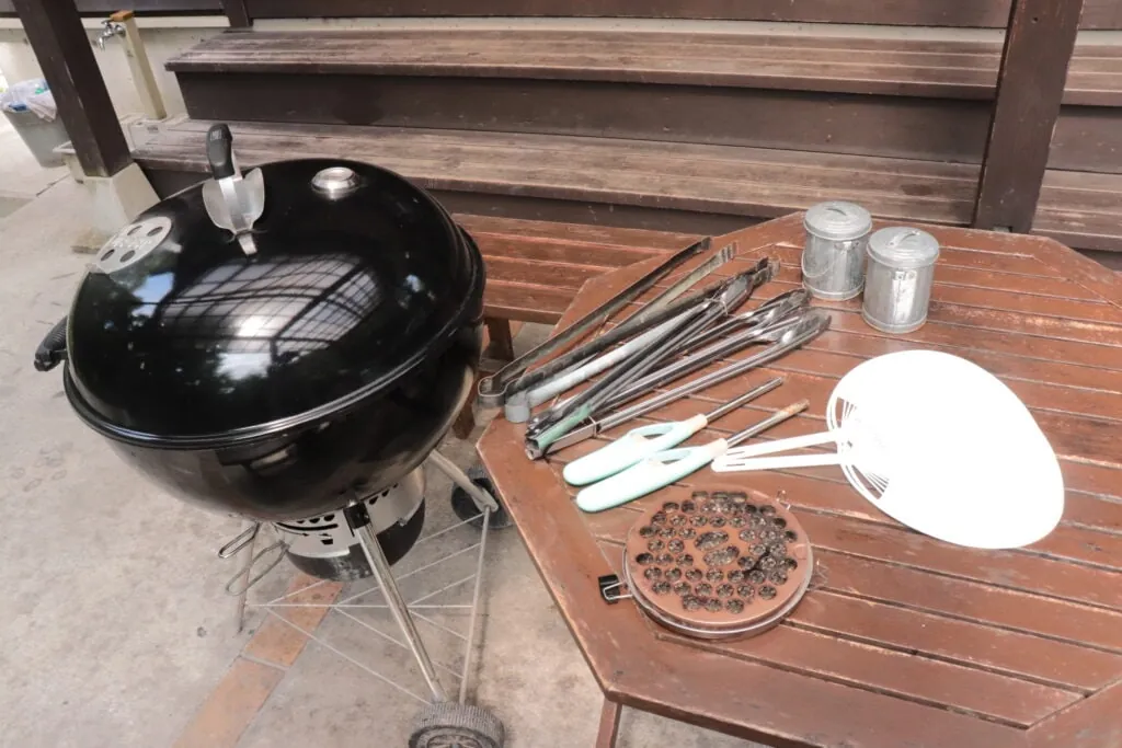BBQグリルと調理道具