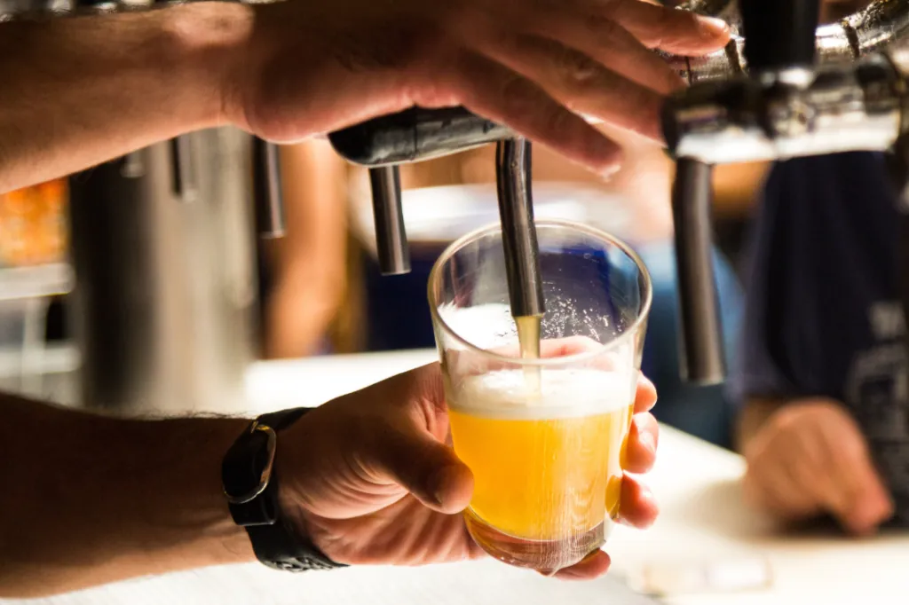 生ビールを注ぐ様子