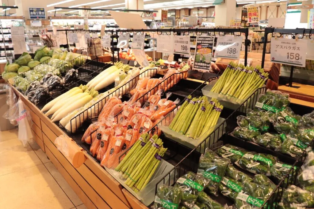 野菜が並ぶ売り場