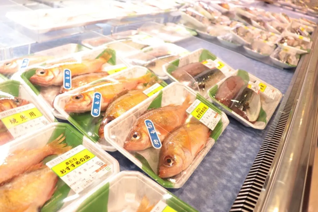 地元の鮮魚が並ぶ売り場