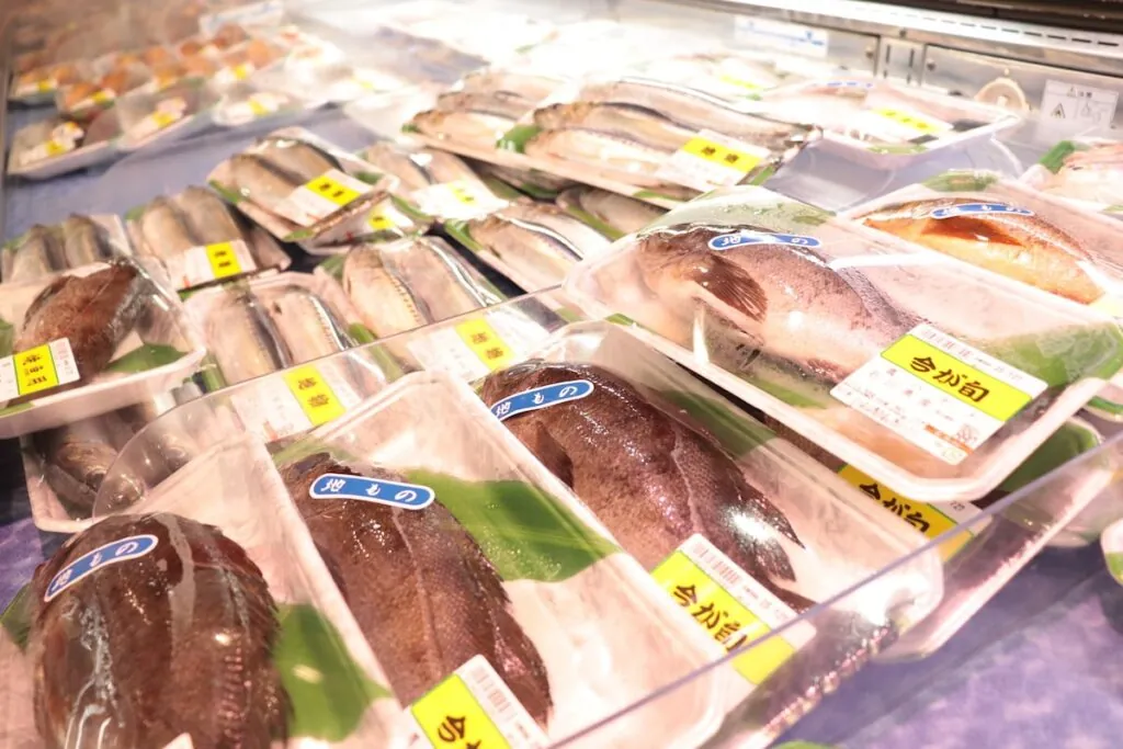 パック詰めの鮮魚