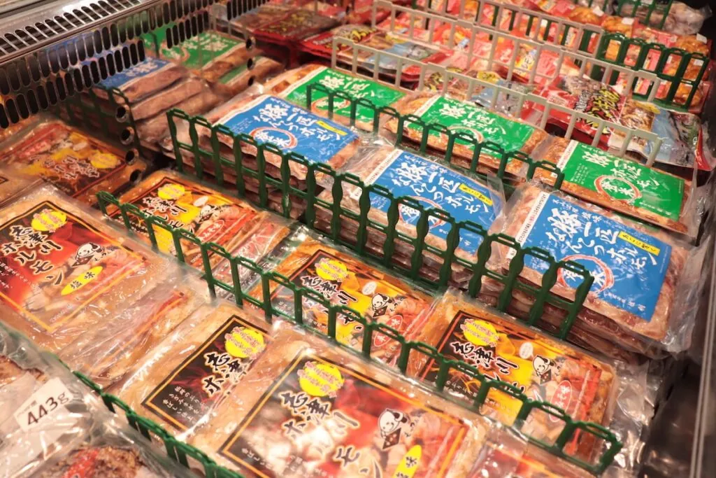 焼肉用の肉が並ぶ精肉コーナー