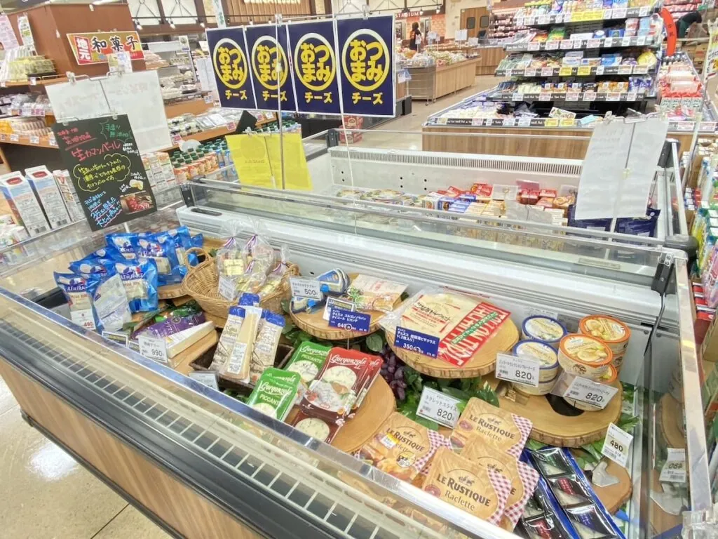 冷蔵ケースに並ぶ商品