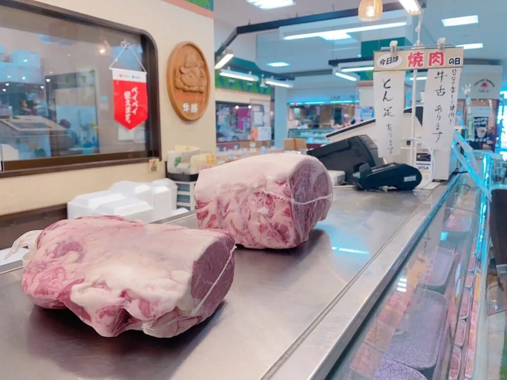 精肉店のカウンターに並ぶ肉の塊