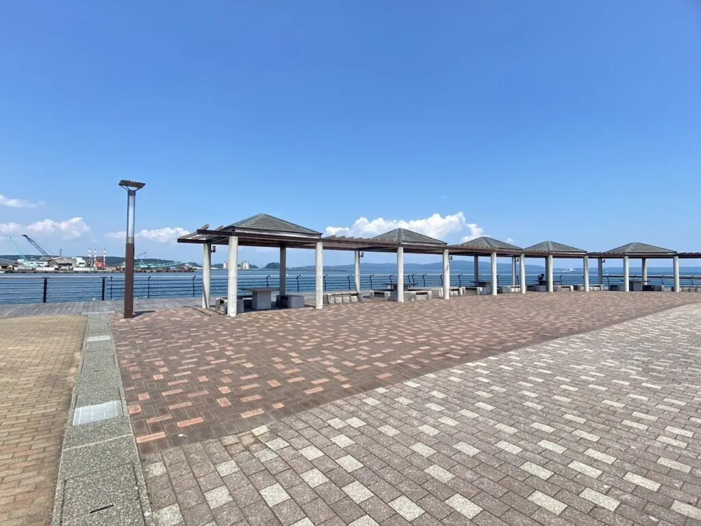 海沿いの広場と東屋