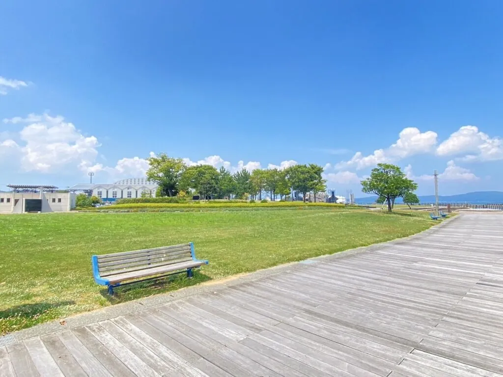 芝生とウッドデッキの遊歩道