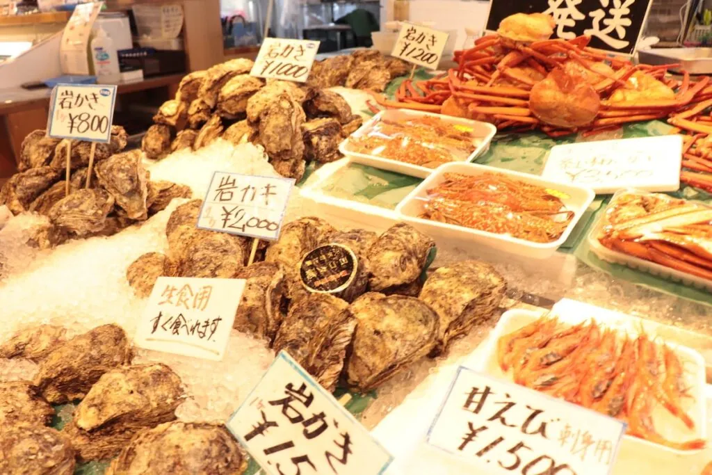岩牡蠣や甘えびが並ぶ鮮魚店