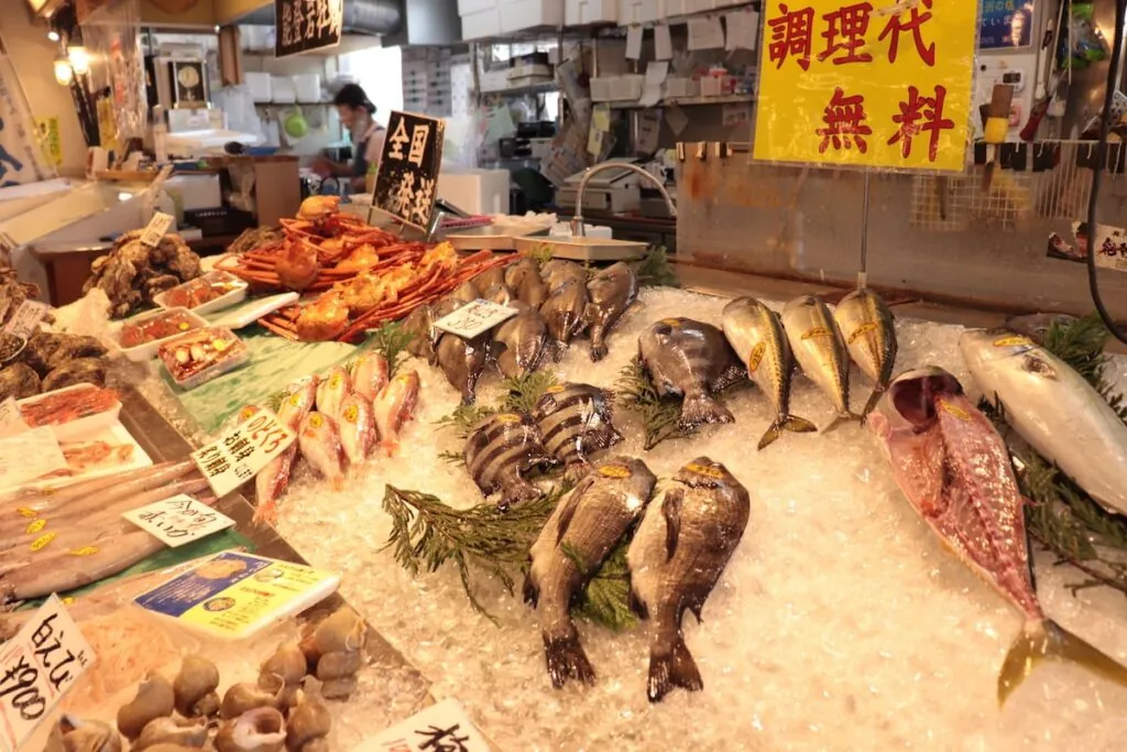 鮮魚が並ぶ売り場
