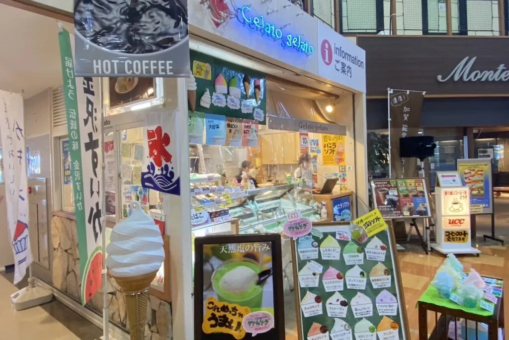 ジェラートとカフェの店頭