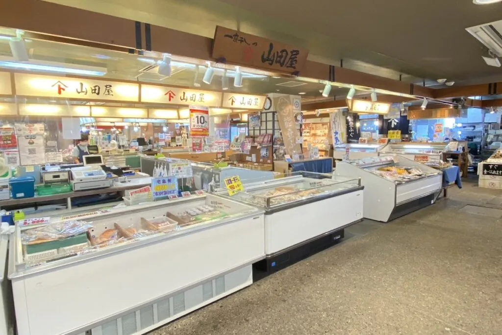 鮮魚店が並ぶ市場の通路