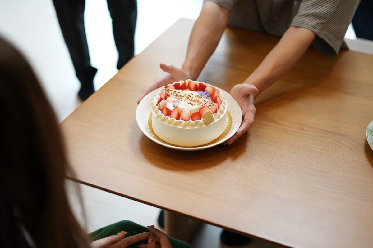 Preparing a cake